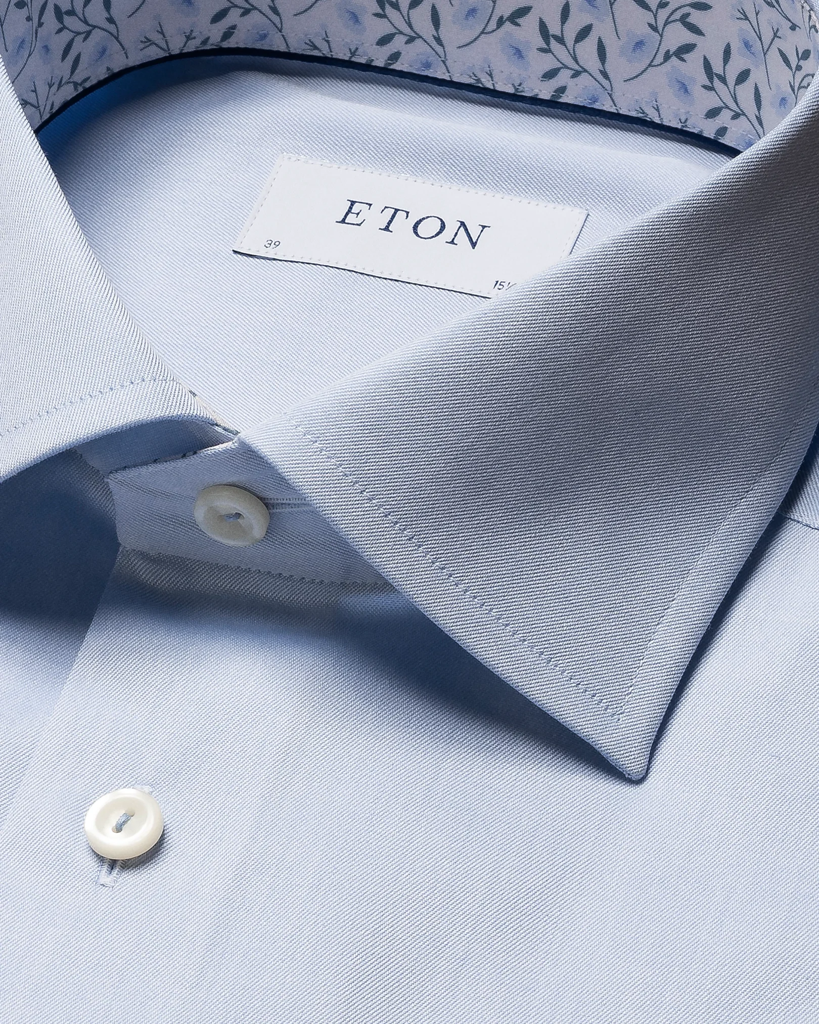 Eton - light blue signature twill cutaway contrast details