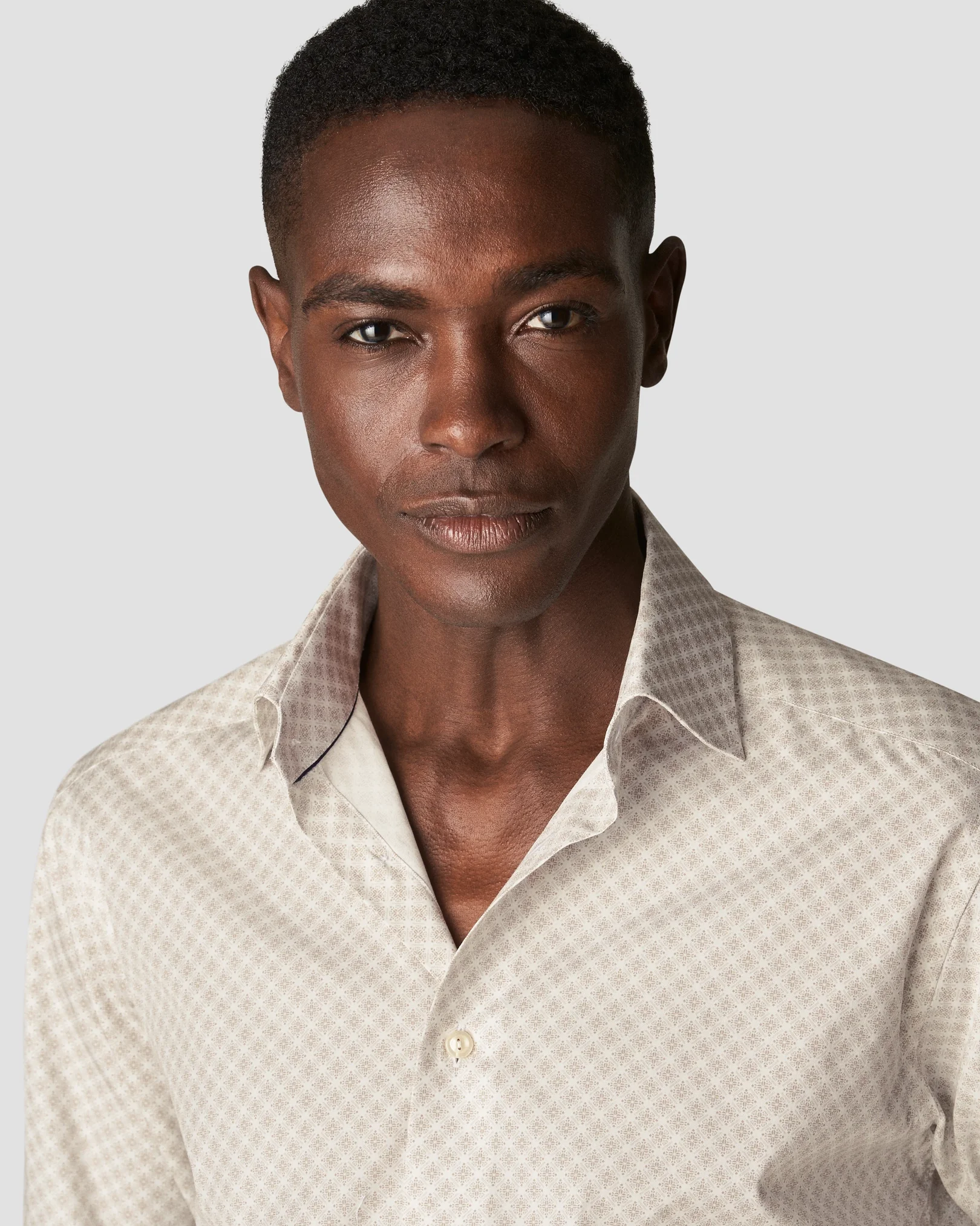 Eton - beige poplin cut away medallion