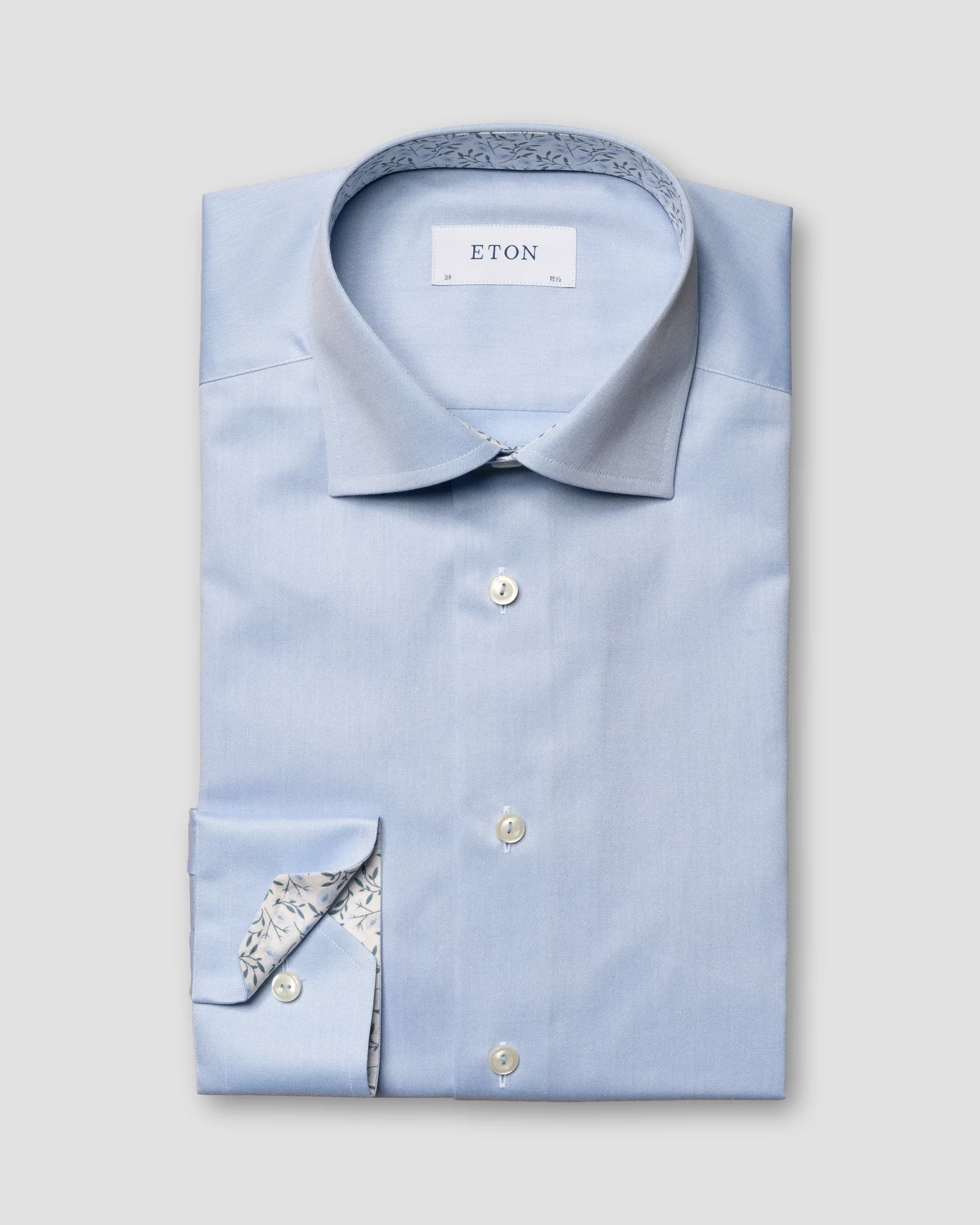 Eton - light blue signature twill cutaway contrast details
