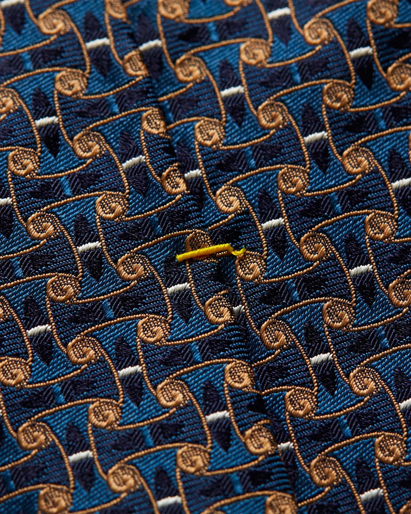 Eton - dark green chain pattern