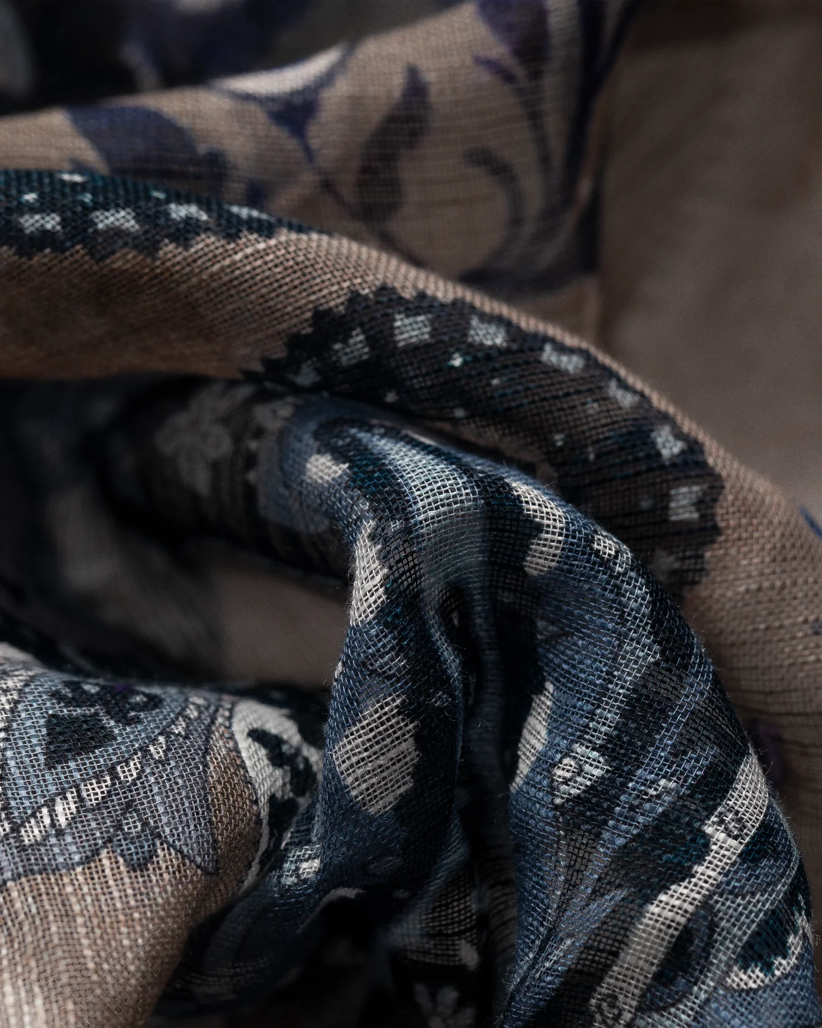 Eton - beige indigo paisley cotton linen scarf
