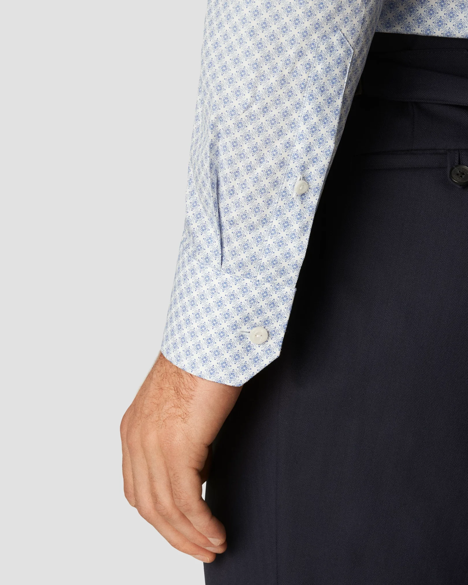 Eton - light blue poplin cutaway medallion print