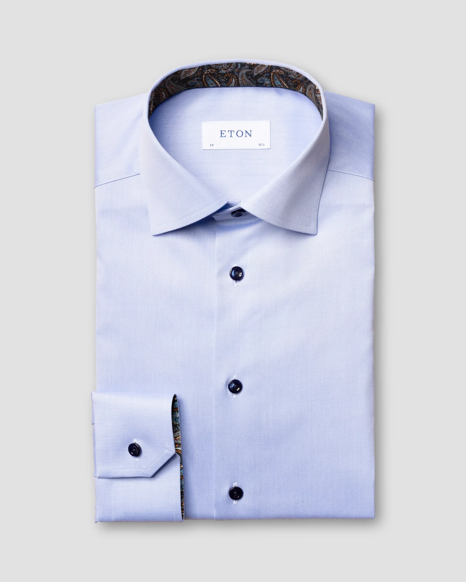 Eton - light blue signature twill cutaway special details